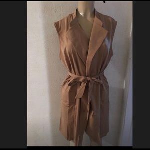 Sleeveless trench coat